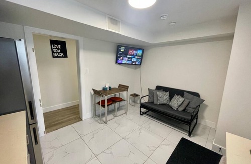 New Westminster House | Budget Friendly 2 Bed Suite | Free Parking | Fast WiFi | Discounted Long Stays!