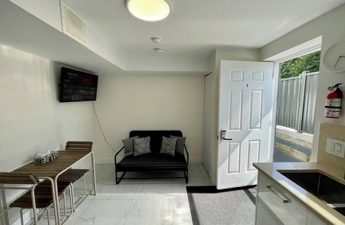 New Westminster House | Budget Friendly 2 Bed Suite | Free Parking | Fast WiFi | Discounted Long Stays!