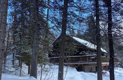 Sainte-Lucie-des-Laurentides Ski Chalet | Log cabin Laurentians | 5 bedrooms | trails, fireplace, spa, pets allowed