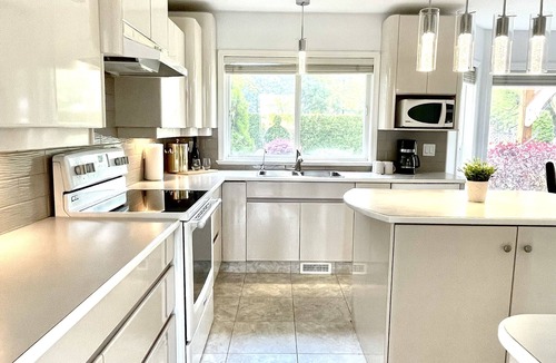 South Pandosy House | CABANA BEACH - Hot tub- Walk to beach - Central location (Licensed)