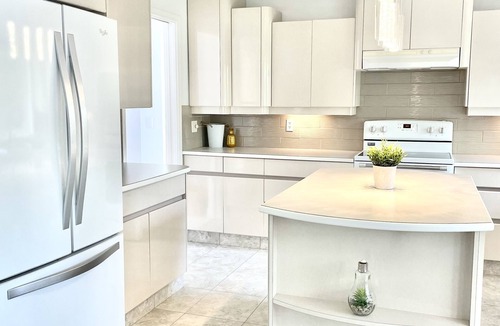 South Pandosy House | CABANA BEACH - Hot tub- Walk to beach - Central location (Licensed)