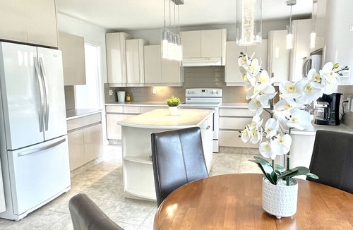 South Pandosy House | CABANA BEACH - Hot tub- Walk to beach - Central location (Licensed)