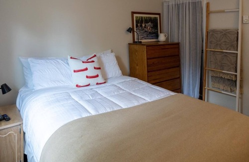 Christina Lake Hotel | Cabin 3 Caribou -Family Hideaway 2 BR, sleeps 4 - Close to Beaches, Fishing