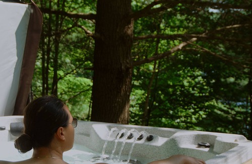 Minden Hills Cabin | Cabin on Lake Davis | Haliburton| Minden Hills | Kawartha Lakes | Hot Tub