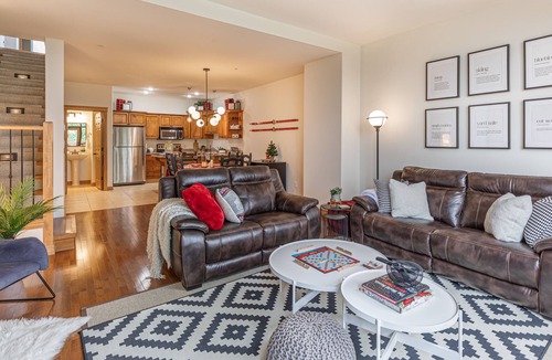 East Kootenay House | Canadiana Cabin 🇨🇦 | True Ski-In/Ski-Out w/Private Hot Tub ❤️