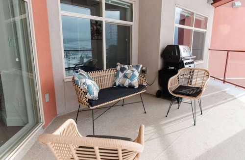 Central Okanagan Condo | Casa Azul! Pool, Hot Tub, Mountain & Lake Views!