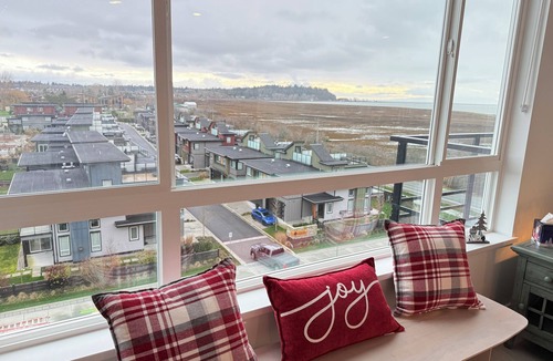 Metro Vancouver Regional District Condo | Casa de Soleil