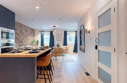 Leslieville Hotel | Casa Hotels Elegant 2BR Suite in Leslieville