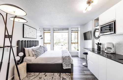 Village North Hotel | Cascade Lodge Premium Suite with Pool & Hot Tub