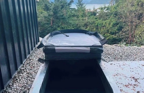 Britannia Beach House | CEDAR HOME with sauna and cold plunge. 45 min drive from vancouver and Whistler!