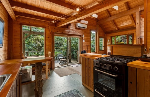Tofino Cabin | Cedar Nest at Emerald Forest-Relax, Nature, Beach!