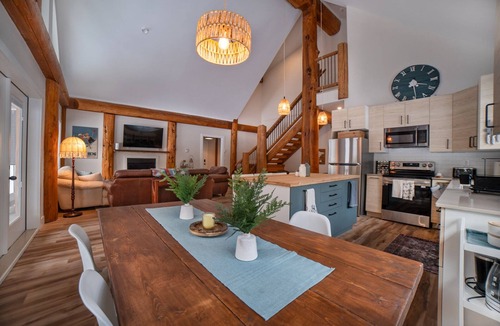 Sunshine Valley Cabin | Cedar Peaks Log Cabin with Sauna & Mountain Views