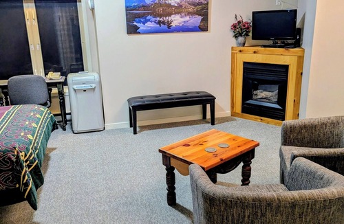 Port Alberni Bed & Breakfast | Cedar Wood Lodge B&B