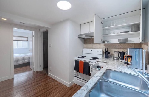 Pemberton Heights House | Central 2BR Suite Near Grouse Mountain & Lions Gate bridge Free Parking