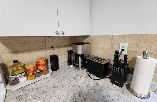 Pemberton Heights House | Central 2BR Suite Near Grouse Mountain & Lions Gate bridge Free Parking