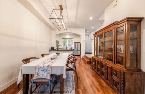 Oakridge House | Central 3BR Townhouse Near Oakridge & SkyTrain to Airport & BC Place