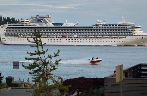 Hollyburn House | Central safe Location - Water views - walk to restaurants, seawall, beach