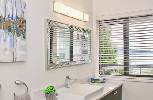 Hollyburn House | Central safe Location - Water views - walk to restaurants, seawall, beach