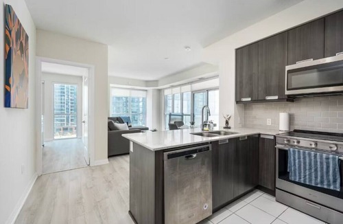 Central Waterfront Apartment | Central Toronto 2BR Retreat with Wi-Fi and Fitness Room