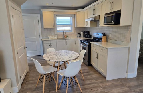 Sunset House | Centrally located 2 bedroom 1.5 bathroom, 15 mins to DT Vancouver