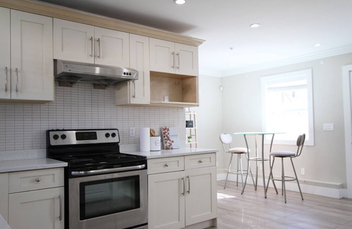 Sunset House | Centrally located 2 bedroom 1.5 bathroom, 15 mins to DT Vancouver