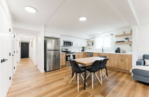 Crescent Heights Apartment | Centrally Located and FULLY Renovated apartment, Sleeps 8, HOT Tub and Sauna!