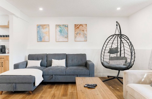 Crescent Heights Apartment | Centrally Located and FULLY Renovated apartment, Sleeps 8, HOT Tub and Sauna!