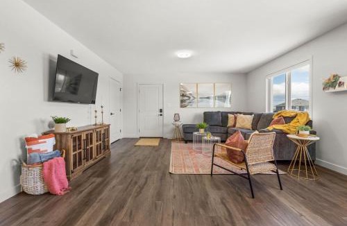 Pincher Creek House | Centre Peak View I Sleep 8 I 50 TV I Full Kitchen