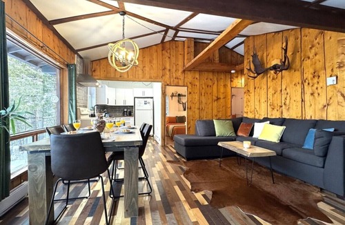 Sainte-Lucie-des-Laurentides Ski Chalet | Chalet à louer dans les Laurentides : spa privé + bord du lac à Sainte-Lucie-des-Laurentides