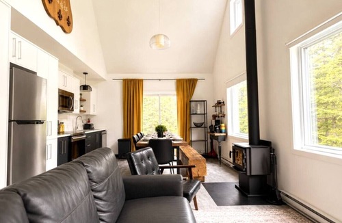 Sainte-Lucie-des-Laurentides House | Chalet avec spa privé et foyer au bois à louer dans les Laurentides