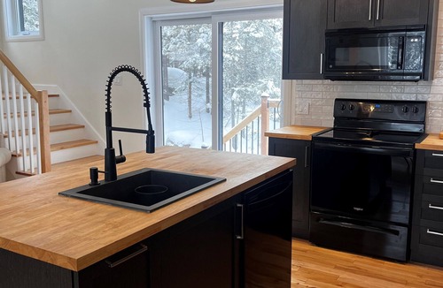 Saint-Sauveur Ski Chalet | Chalet le Léonord In the mountains, 12 minutes from the ski slopes and St-Sauveur