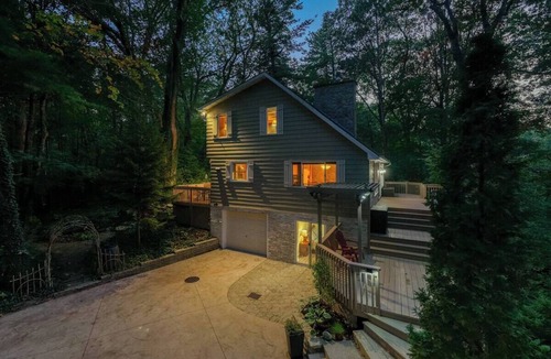 Grand Bend Cottage | Chalet style Spacious 4BR/3BA, steps from the beach Multi-family, pet friendly
