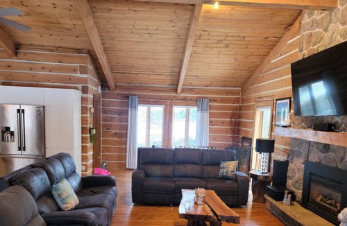 Glen Huron Ski Chalet | CHALET WITH HOT TUB IN THE BLUE MOUNTAINS!!!