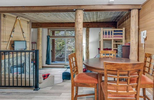 Big White Ski Resort Ski Chalet | Champagne Powder Chalet! Best Ski In/Out at Big White. Sleeps up to 7ppl.