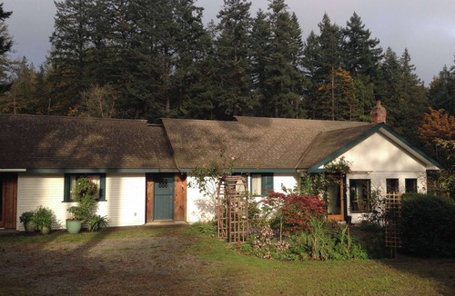 Ganges House | Charming 2 bedroom cottage for rent July & August near Ganges. 3 night minimum.