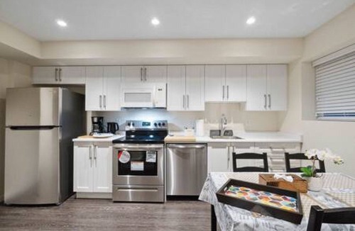 Surrey House | Charming 2-Bed Suite, Near White Rock