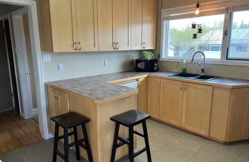 Cranbrook Apartment | Charming 2 bedroom home.🏔