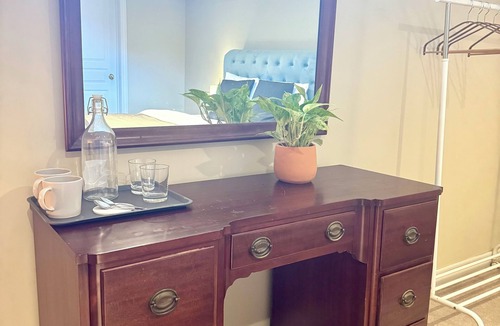 St. Davids Bed & Breakfast | Charming 2 bedroom bed & breakfast in fabulous Niagara-on-the-Lake with pool