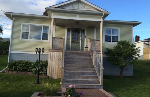 Botwood Cottage | Charming 3-bedroom cottage in Central Newfoundland overlooking Bay of Exploits
