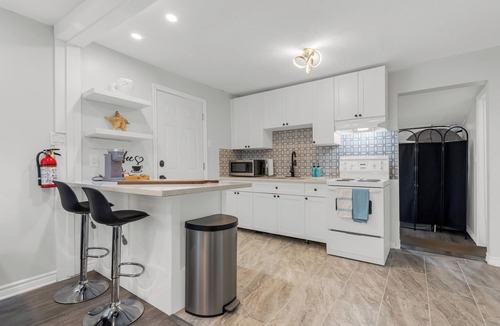 Crystal Beach House | Charming 3-Bedroom House with WiFi, AC & Hot Tub in Brilliant Crystal Beach