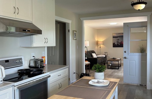 Hampton House | Charming 3-bedroom Home w/WiFi, AC in Adorable Hampton-Victoria by the Sea