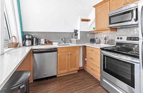 Silver Star Mountain Hotel | Charming A-Frame Suite w/Hot Tub, Fireplace & Sleeps 8 – Ideal for Families & Small Groups