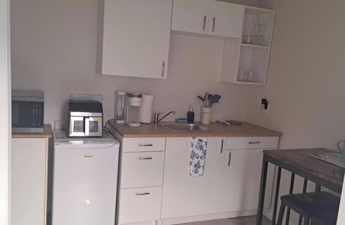 Wheatley Apartment | Charming apartment Walk to Beach & Marina Spacious Bedroom