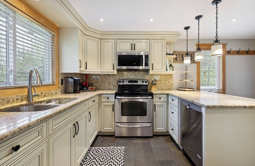 Glen Huron Cottage | Charming Blue Mountain cottage, 5-Minutes walk to the slopes and the Village
