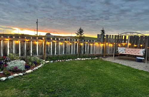 Cardston County House | Charming Country Retreat: Dog-Friendly Escape for 6 with Scenic Views!