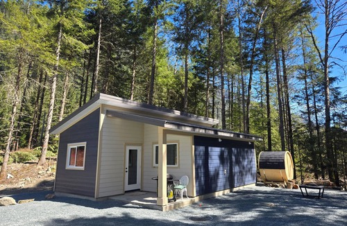Eastern Hillsides Cabin | Charming cozy cabin tucked away in a peaceful corner of nature, perfect escape!