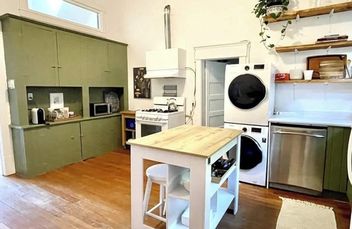 Marpole Apartment | *Charming high-ceiling Home in South Van w/YARD!