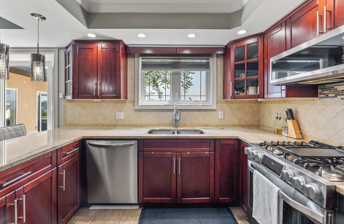 Romney Cottage | Charming lakefront 4-bedroom cottage with swimming pool & tennis court