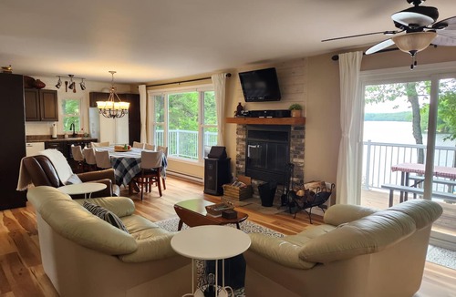 La Peche Ski Chalet | Charming Lakefront Cottage for Families & Nature Lovers