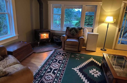Port Alberni House | Charming Log Home on acreage bordering golf course with full gym